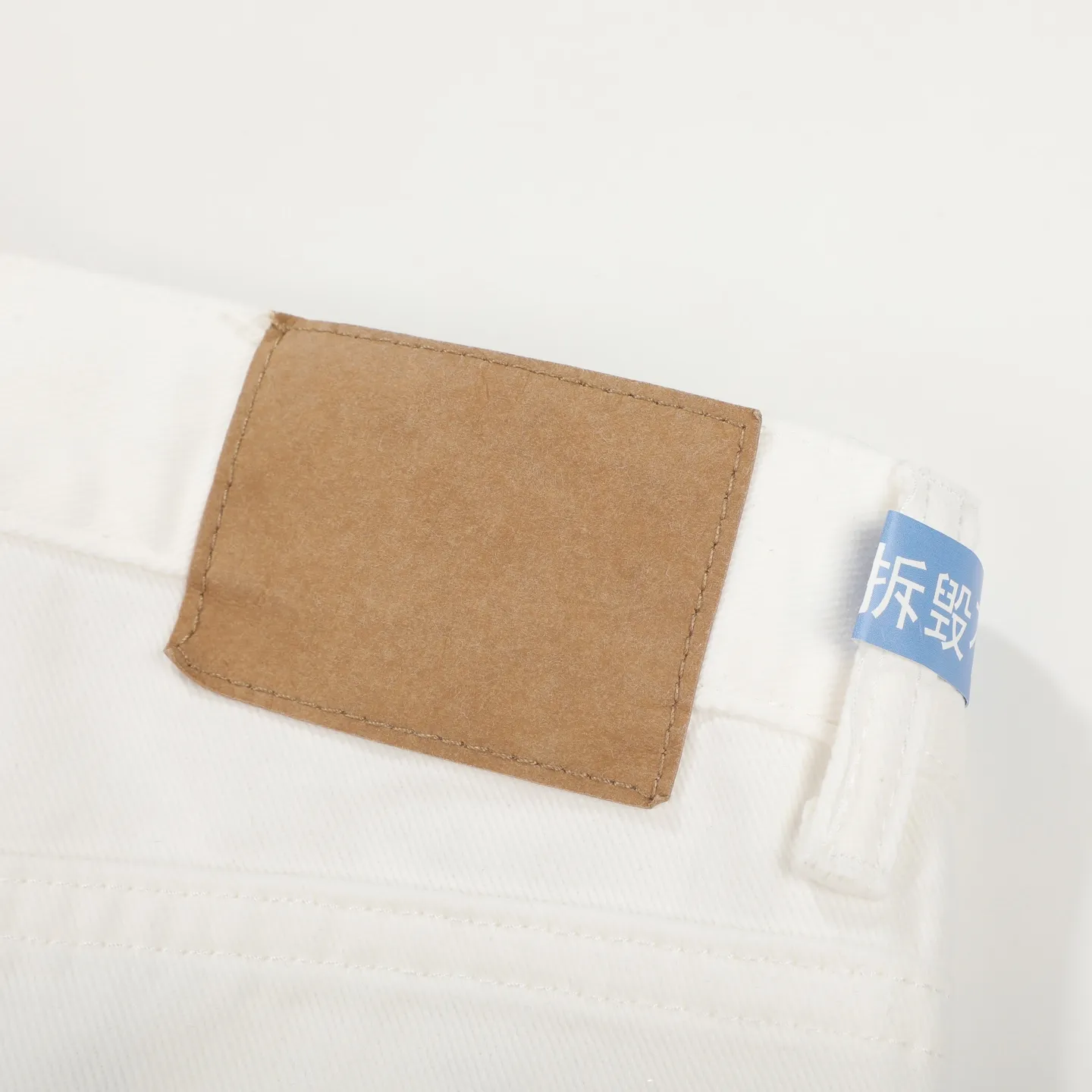 P250 Chrome Hearts CH Miami white and green limited edition cross patch leather jeans. Original purchased and printed. Really restores the ultimate texture of Vintage. Special Italian cowhide print and cut. Customized sheepskin three-layer thick line leather. The whole body is spliced in heavy water washing process. Craftsmen hand-splash ink. You can see the details. Three-dimensional cutting version. Loose and comfortable. Not picky on the figure. Makes you taller and slimmer. Factory Seiko. Original quality control. Same style for men and women. Can be matched with couples. Versatile recommendation. Necessary jeans for all seasons Color: white and green Size: S-XL (corresponding to 28-34)